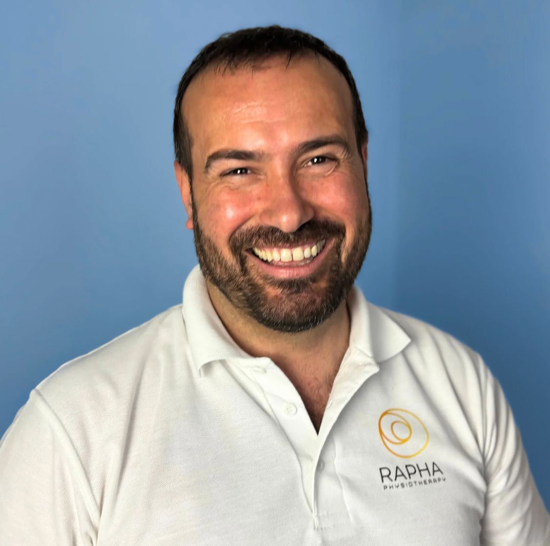 Portrait of Puiu Murineanu, founder and physiotherapist at RAPHA PHYSIO